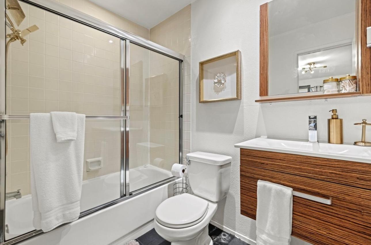 Elegant Hollywood Retreat - Spacious 2br 2ba With Resort-style Amenities Apartamento Los Ángeles
